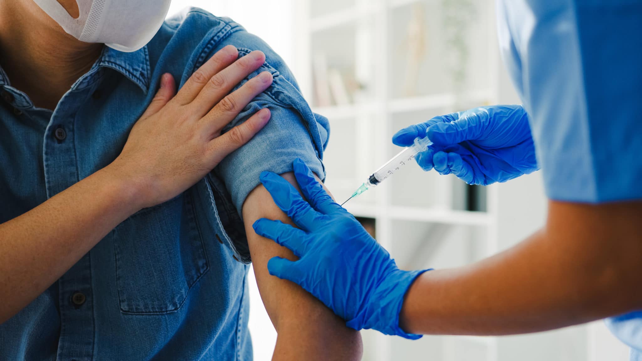Person får vaksinesprøyte i armen