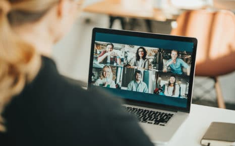 Dame som har digitalt møte på laptop