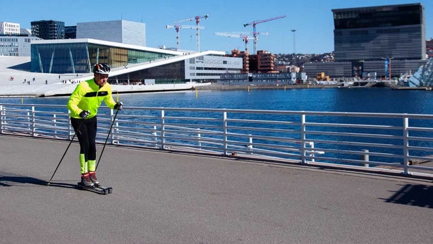 Mann står på rulleski foran operaen i Oslo.