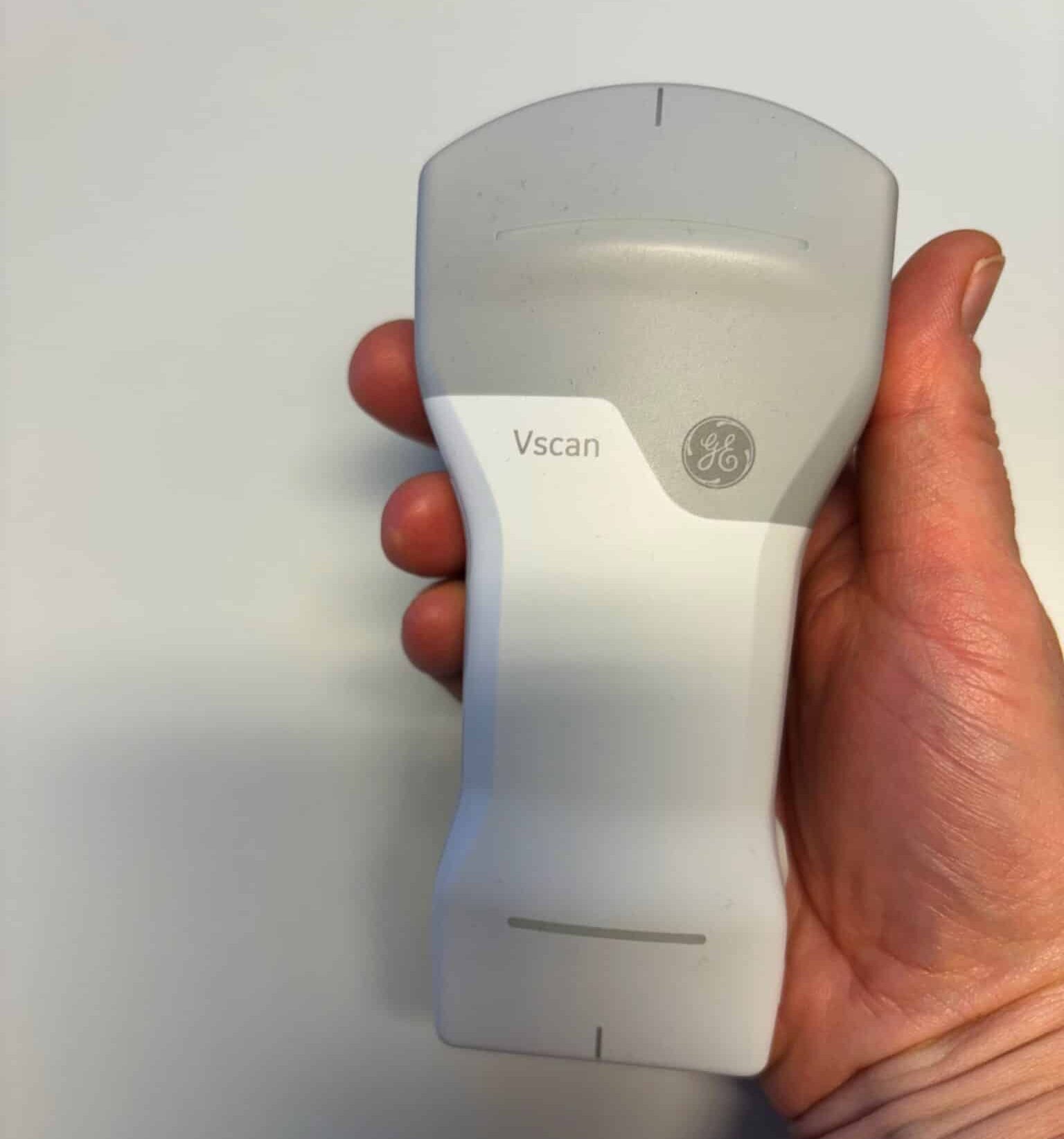 Bilde av hånd som holder ultralydapparat