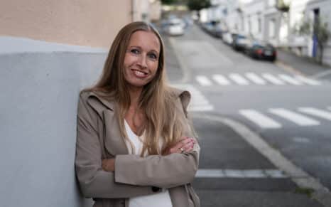 Portrettfoto av Julie Andersland på gatehjørne.