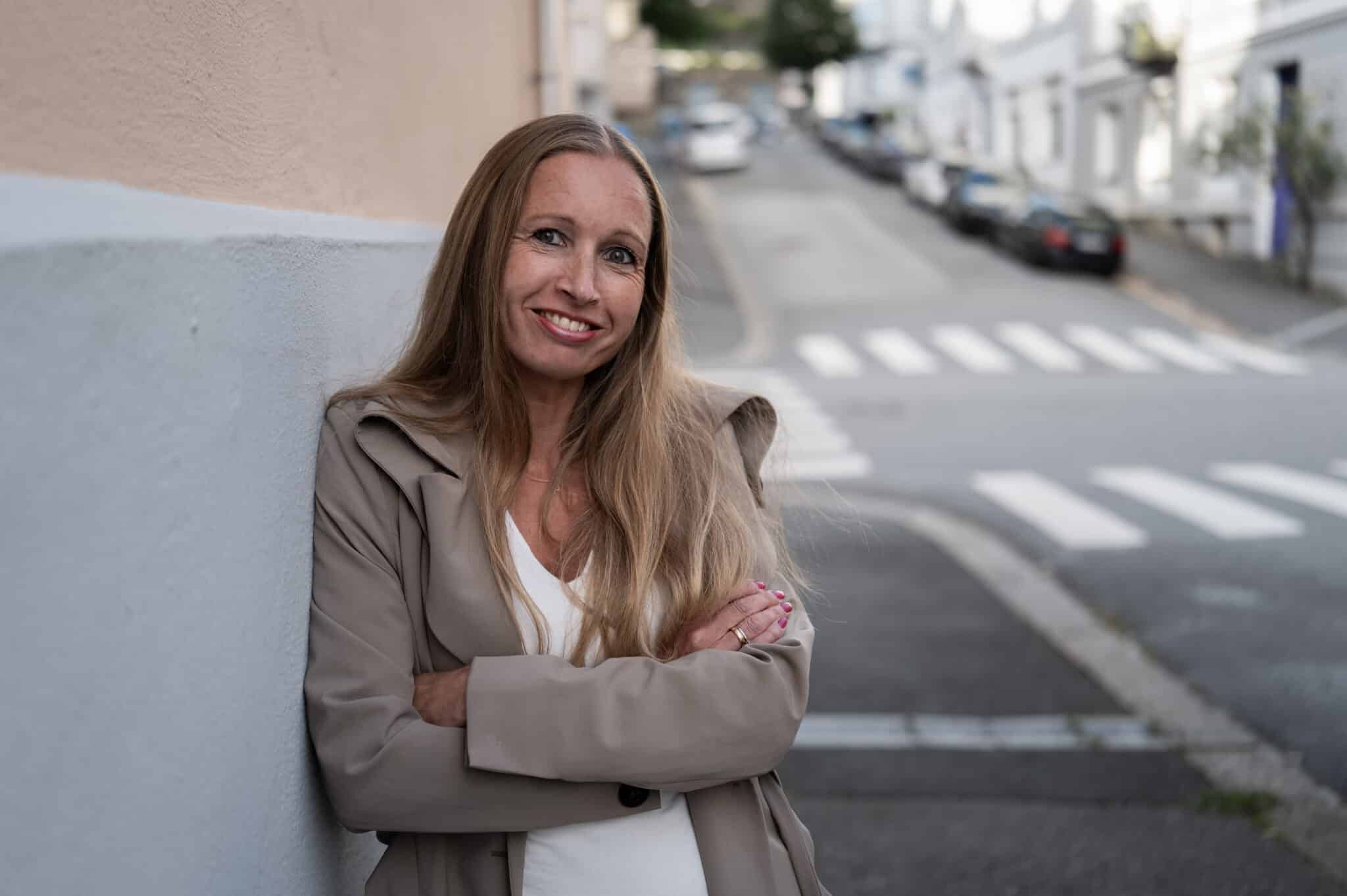 Portrettfoto av Julie Andersland på gatehjørne.